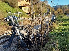 Tragedia en Langreo: Fallece un hombre de 75 años al ser arrollado su vehículo por un tren en un paso a nivel sin barreras