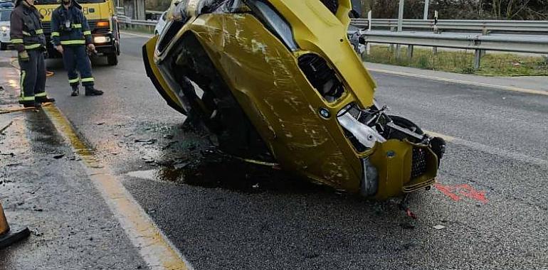 Dos heridos y retenciones en la A-66 en Mieres tras el vuelco e incendio de un vehículo