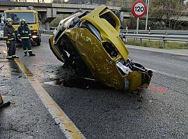 Dos heridos y retenciones en la A-66 en Mieres tras el vuelco e incendio de un vehículo