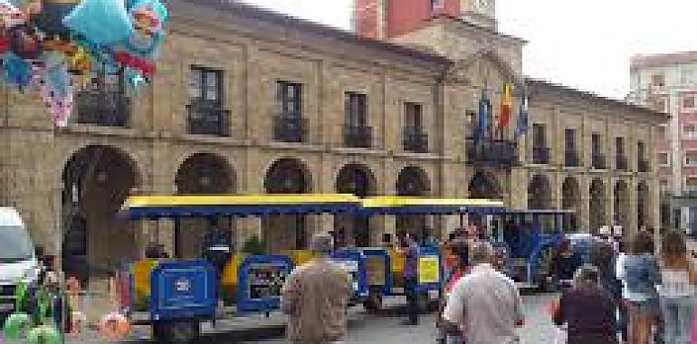 Avilés estrena su Tren Navideño para recorrer la ciudad con espíritu festivo