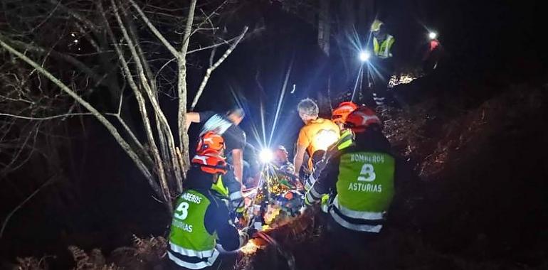 Trágico accidente en Piloña: una fallecida y cuatro heridos al despeñarse un vehículo por una pista forestal