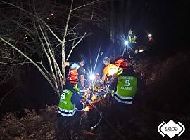 Trágico accidente en Piloña: una fallecida y cuatro heridos al despeñarse un vehículo por una pista forestal