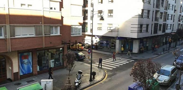 Atropello en Gijón: un peatón herido tras un deslumbramiento solar