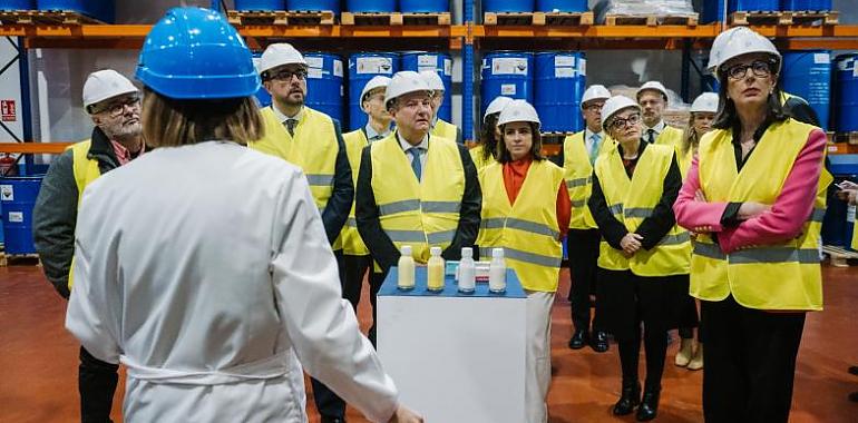 Jordi Hereu defiende la ciencia y la industria en su visita a Bayer en Langreo