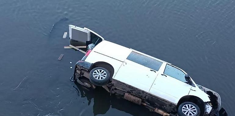 Rescate dramático en Avilés: un conductor herido tras caer con su furgoneta a la ría desde el puente de Azud