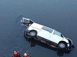 Rescate dramático en Avilés: un conductor herido tras caer con su furgoneta a la ría desde el puente de Azud