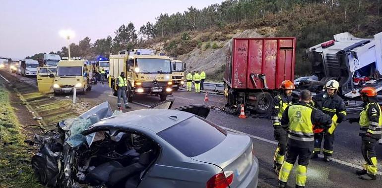 Aparatoso accidente en la A-8 en Tapia de Casariego deja dos heridos, uno de gravedad