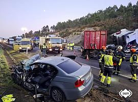 Aparatoso accidente en la A-8 en Tapia de Casariego deja dos heridos, uno de gravedad