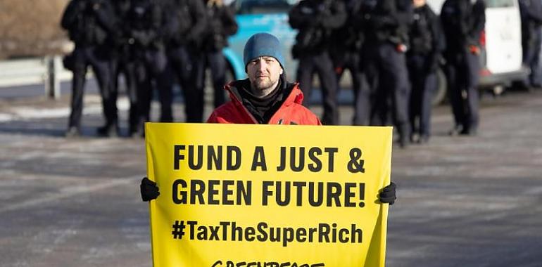 Greenpeace irrumpe en Davos para exigir impuestos a los superricos y responsabilizar a las élites contaminantes