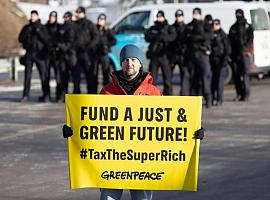 Greenpeace irrumpe en Davos para exigir impuestos a los superricos y responsabilizar a las élites contaminantes