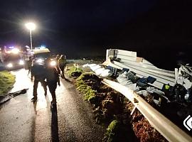 Rescate en Pormenande: un accidente de madrugada moviliza un gran operativo en El Franco