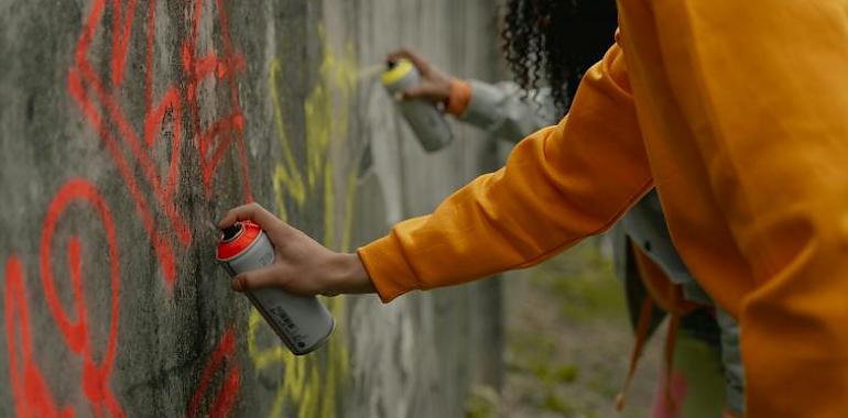 Tres jóvenes detenidos en Oviedo por realizar pintadas vandálicas en la zona de La Ería