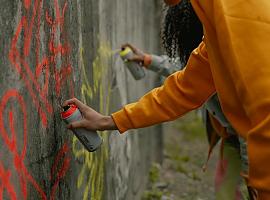 Tres jóvenes detenidos en Oviedo por realizar pintadas vandálicas en la zona de La Ería