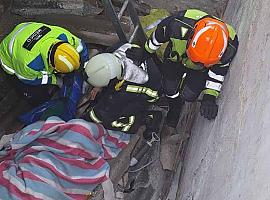 Rescate en El Franco: un hombre resulta herido tras hundirse el tejado de su casa