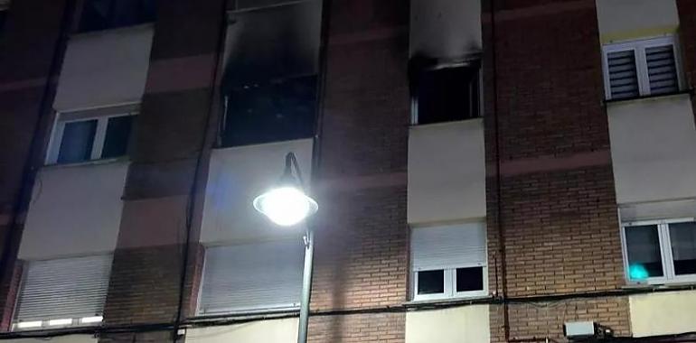 Heroica hazaña en Gijón: Una madre salta por la ventana con su hija en brazos para escapar de un incendio mortal