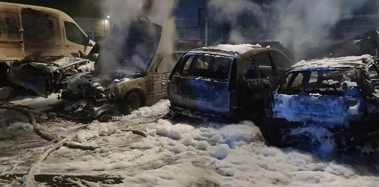 Ola de fuego en Siero: cuatro coches calcinados en un incendio nocturno