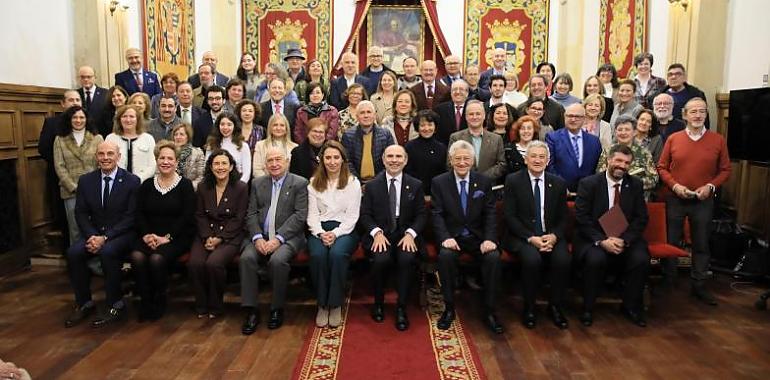 La Universidad de Oviedo rinde homenaje a su historia viva: 85 empleados reciben sus insignias de oro y plata en un emotivo acto