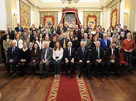 La Universidad de Oviedo rinde homenaje a su historia viva: 85 empleados reciben sus insignias de oro y plata en un emotivo acto