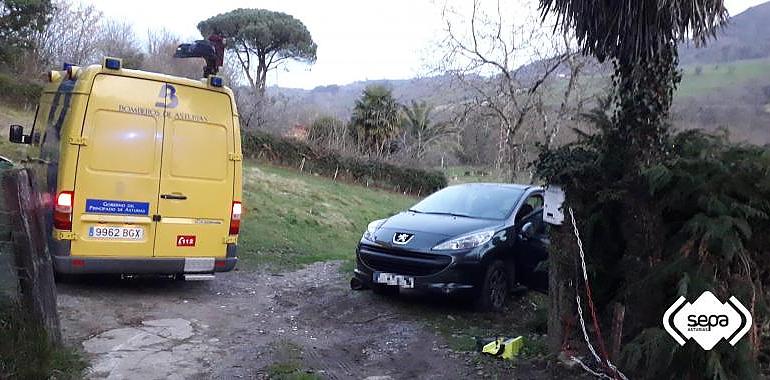 Un hombre de 84 años queda atrapado bajo la puerta de su coche en Piloña y es rescatado por los bomberos