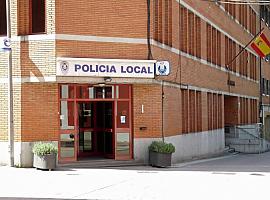 Un hombre atropella a un policía en Mieres y da positivo en drogas