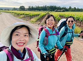 Correos facilita a los peregrinos chinos su experiencia en el Camino de Santiago con nuevos servicios y página web en chino