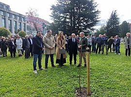 La Universidad de Oviedo rinde homenaje a Aníbal Vázquez, alcalde de Mieres fallecido en 2023