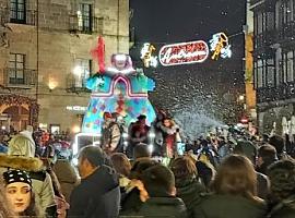 Avilés viaja en el tiempo con el Descenso de Galiana: un delirio de espuma, disfraces y pura magia festiva