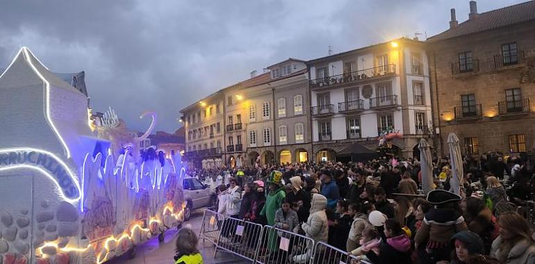 Explosión de color y fantasía en el Antroxu de Avilés: un carnaval que conquista corazones