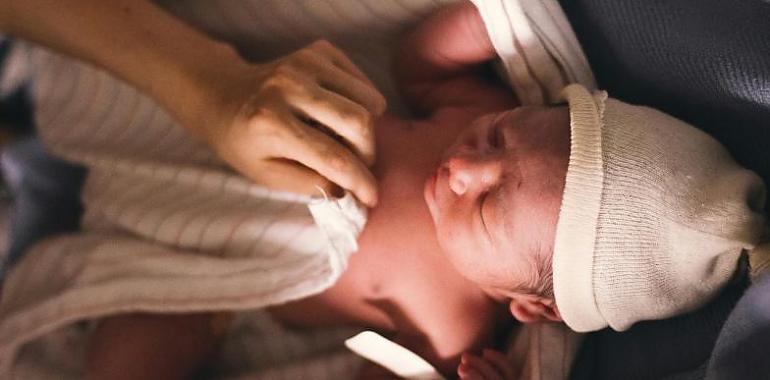 Madres a los 50 y a los 16: El hospital de Cabueñes refleja el cambio en la maternidad en Gijón