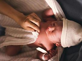 Madres a los 50 y a los 16: El hospital de Cabueñes refleja el cambio en la maternidad en Gijón