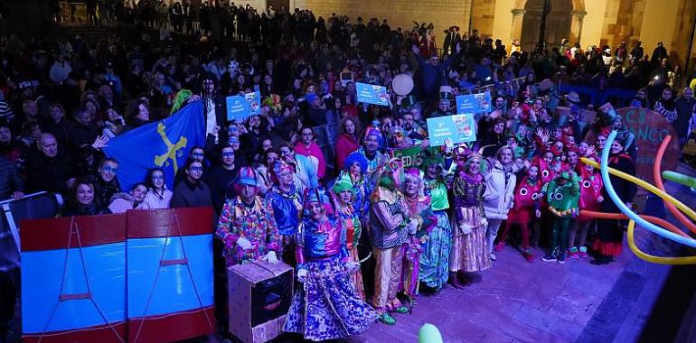 Oviedo se desata en Carnaval: tambores, color y miles de disfraces en un desfile multitudinario