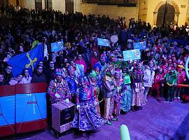 Oviedo se desata en Carnaval: tambores, color y miles de disfraces en un desfile multitudinario