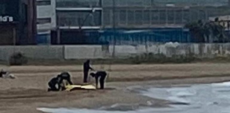 Macabro hallazgo en la playa de San Lorenzo: el cadáver de un hombre flotaba en el agua al amanecer