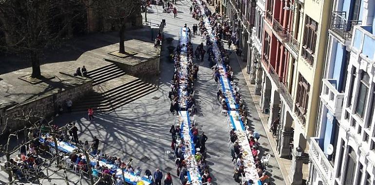 Avilés estrena nuevo espacio y amplía plazas para su gran Comida en la Calle: más de 15.000 sillas listas para la fiesta del Bollo