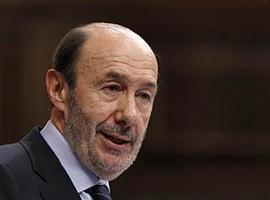 Rubalcaba ofrece pactos a Rajoy, pero el PSOE tendrá una actitud \"beligerante\" frente a los recortes