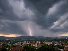Asturias puede pasar del sol al granizo en cuestión de horas: aviso naranja y tormentas muy fuertes desde las 15.00