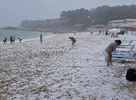 Asturias pasó del bochorno al pedrisco en horas: casi 34 grados, 400 rayos por hora y granizo en las playas de Llanes