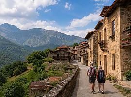Asturias rompe su techo turístico en junio: más viajeros, más noches y un auge rural superior al 20%