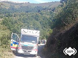 Evacuado grave al HUCA tras volcar con su coche en Lena después de sufrir una picadura