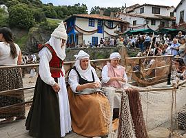 Tazones vuelve a abrir las puertas del tiempo: Carlos V desembarca entre sidra, pólvora, redes y una multitud entregada