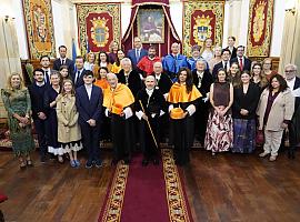 Carlos Casanueva entra en el claustro de la Universidad de Oviedo como símbolo del puente entre Asturias y México