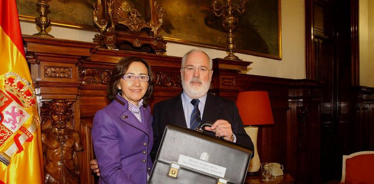 Arias Cañete recibe su cartera