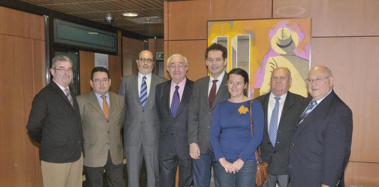 Encuentro del presidente y el director general de Caja Rural con Cáritas, Banco de Alimentos, Cocina Económica de Oviedo y Asociación Gijonesa de La Caridad