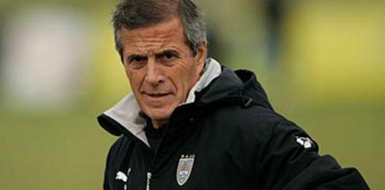 El exentrenador del Real Oviedo, Óscar W. Tabárez, mejor seleccionador de 2011