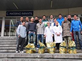 Una representación del Real Oviedo visitó a los niños hospitalizados