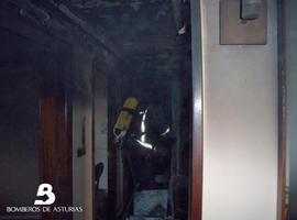 Dos intoxicados por el humo de un incendio en un piso de la calle Marqués de Canillejas, en Siero