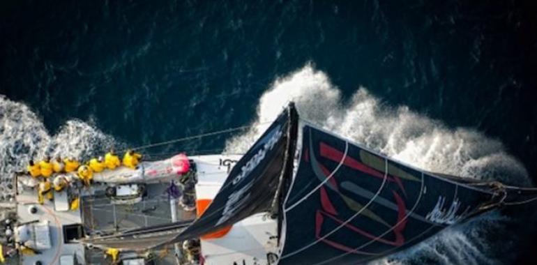 Abu Dhabi Racing Team le amarga el día al líder en el sprint de la Volvo Ocean Race