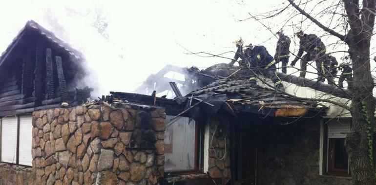 Incendio de una vivienda unifamiliar de madera en Manzanares