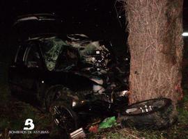 Conductor herido al salirse el coche de la vía y chocar con un árbol en Villajulián, Tineo