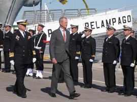 Morenés preside la entrega a la Armada del BAM \Relámpago\ 